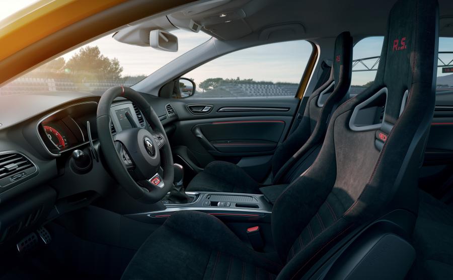 Интерьер Renault Megane R.S. Trophy 2018 года  (WW) (фото 9 из 65)